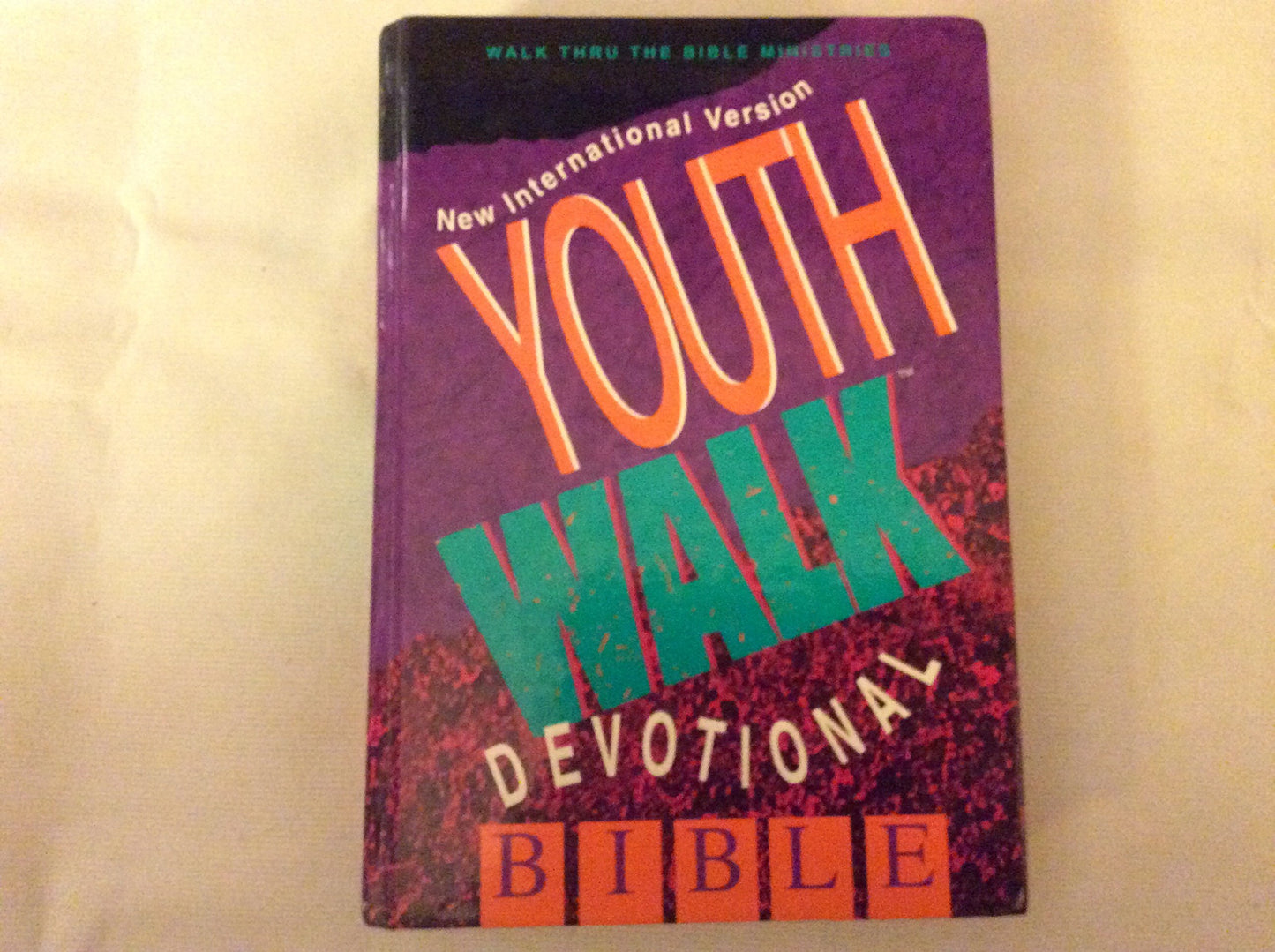 Youthwalk Devotional Bible: New International Version (Wal Thru the Bible Ministries)