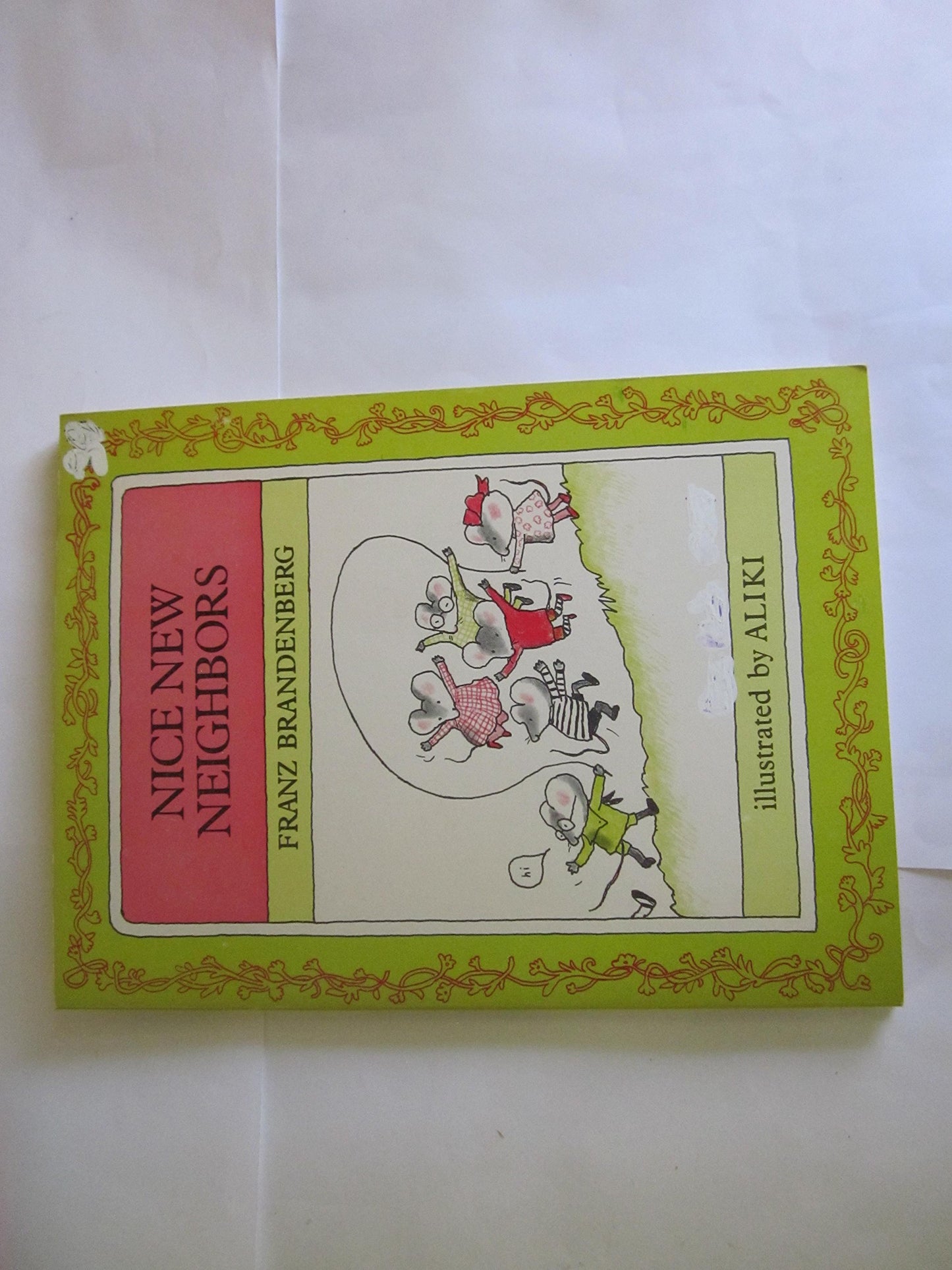 Nice New Neighbors (Greenwillow Read-alone)