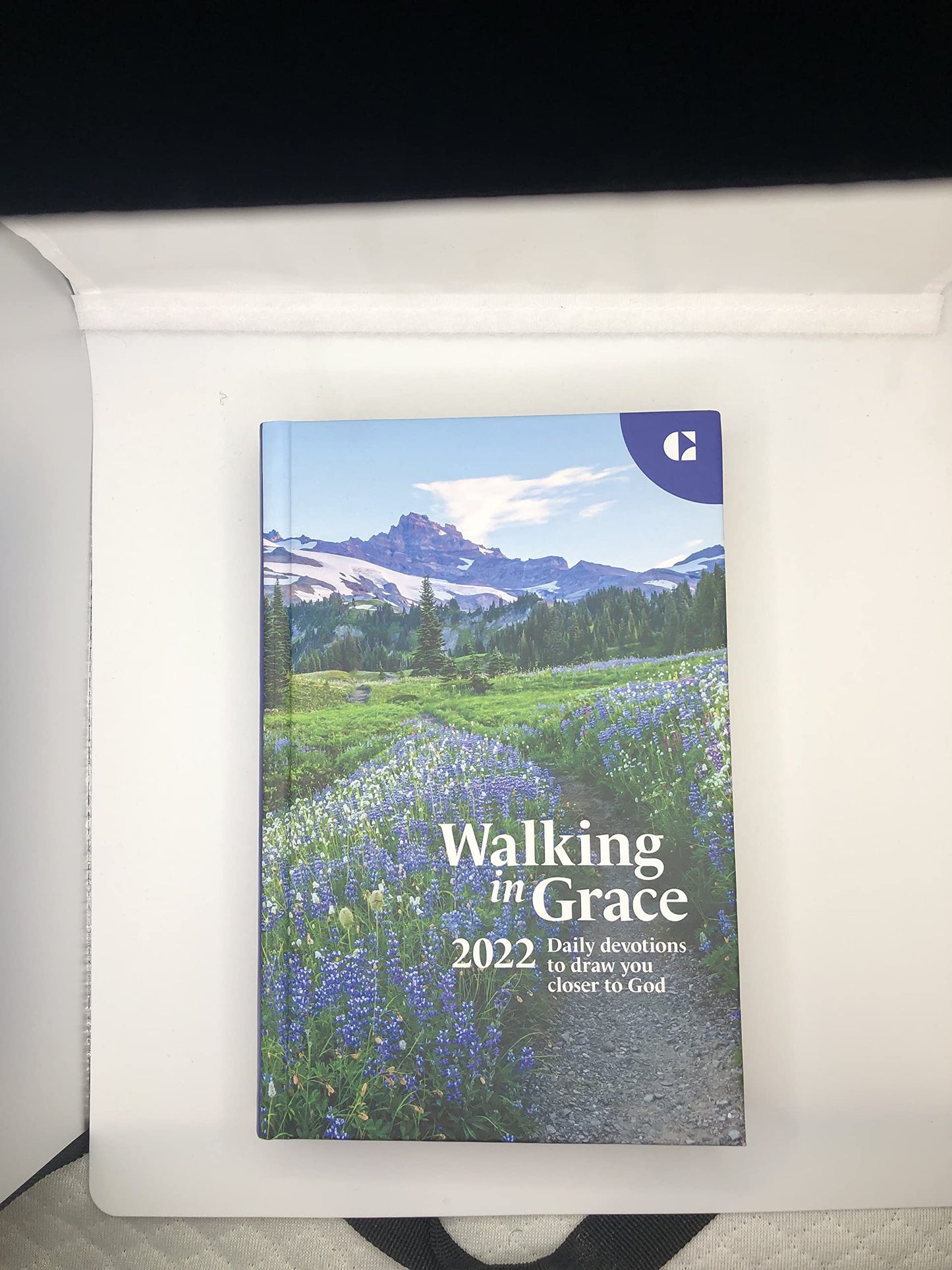 Walking in Grace 2022 Daily Devotions to Draw You Closer to God