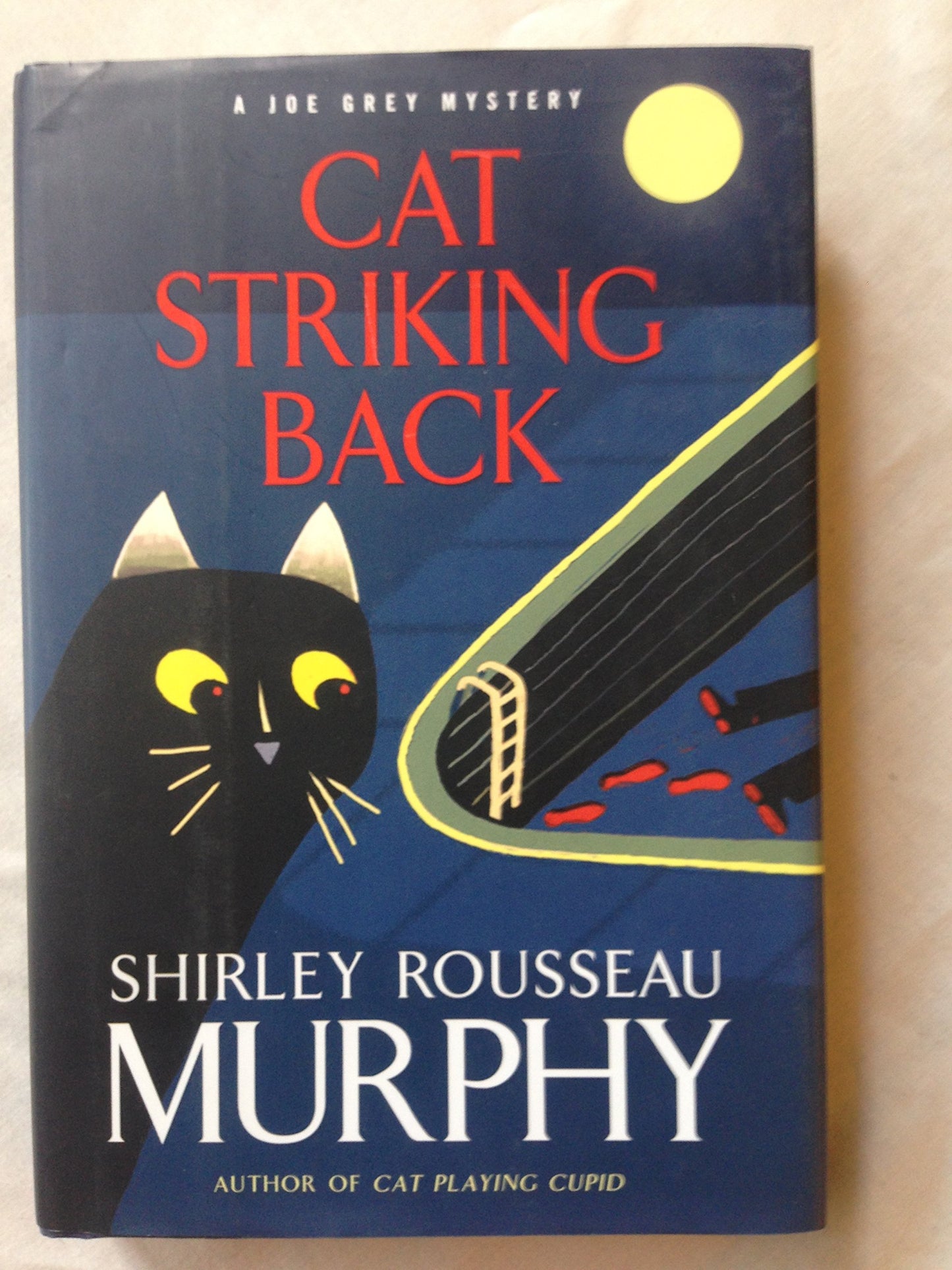 Cat Striking Back: A Joe Grey Mystery