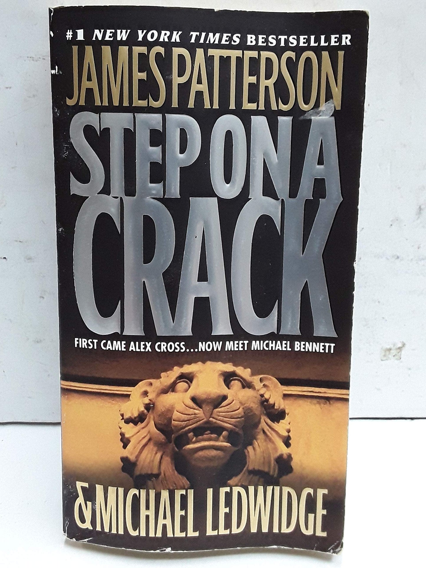 Step On a Crack (A Michael Bennett Thriller, 1)
