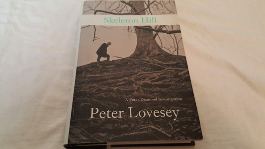 Skeleton Hill (A Detective Peter Diamond Mystery)