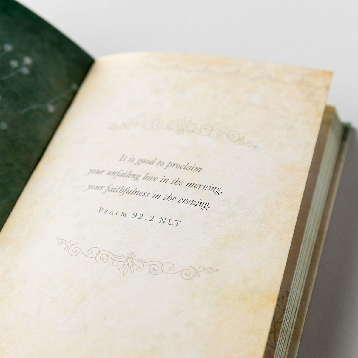 Waking Up to Grace - 90 Ways to Start Your Day Knowing You Are Loved